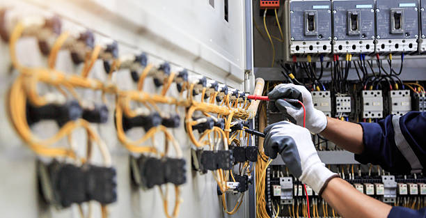 Professional Electrician technician working in Geneva, NE
